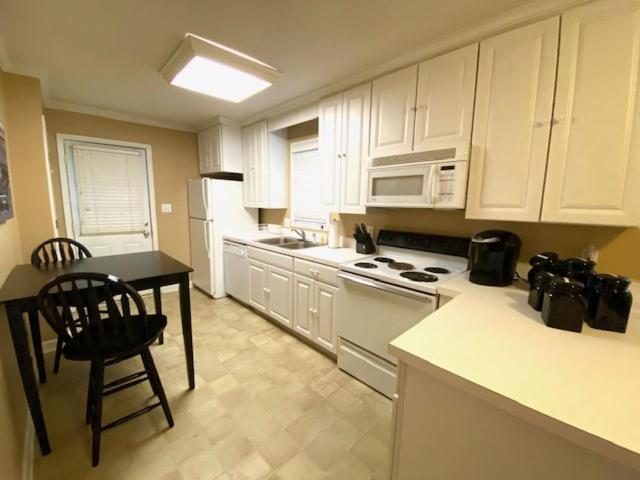 ראלי Trendy 2Bed 2 Bath Villa In The Village With King Bed מראה חיצוני תמונה